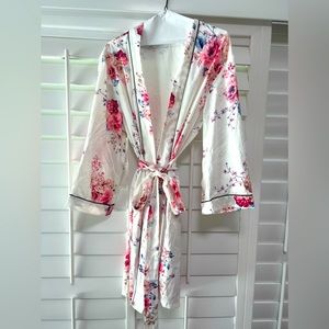 Silky shirt kimono made of polyester. Size M/L. Jordan Sumer x Le Rose .